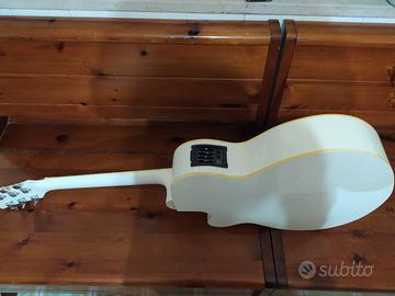 Chitarra acustica amplificata