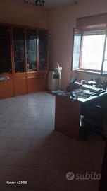 scrivania e libreria