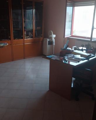 scrivania e libreria