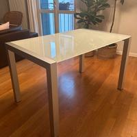 Tavolo allungabile – Piano in vetro bianco