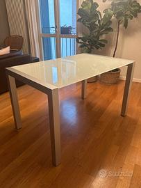 Tavolo allungabile – Piano in vetro bianco