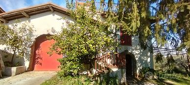 Casale con uliveto,bosco e terreno frontestrada