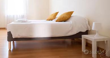 Letto con testiera, materassi, cuscini e piumini