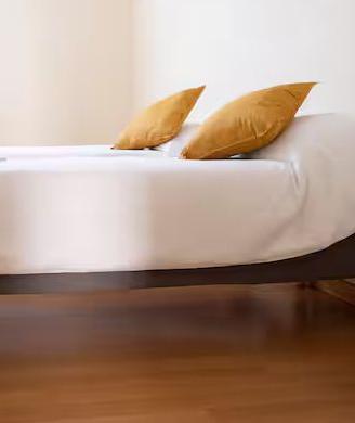 Letto con testiera, materassi, cuscini e piumini