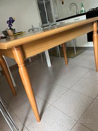 Tavolo più quattro sedie