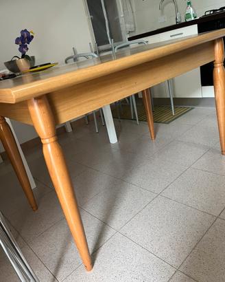 Tavolo più quattro sedie