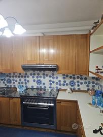 Cucina completa in legno massello con elettrodomes