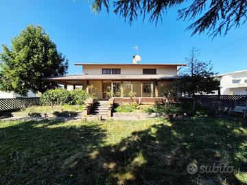 SPAZIOSA CASA INDIPENDENTE TRICAMERE CON GIARDI...