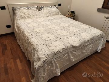 copriletto matrimoniale all'uncinetto con rilievi 