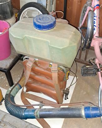 Spruzzatore diserbante a motore per meleti