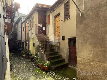 2 LOCALI A COLLEVECCHIO