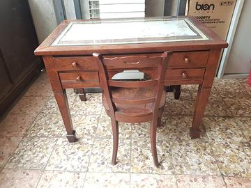 Tavolo antico con sedia