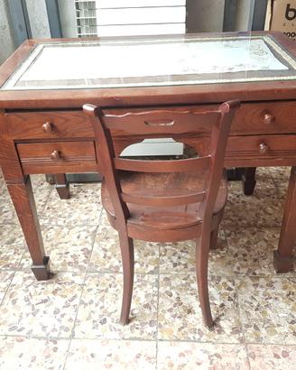 Tavolo antico con sedia