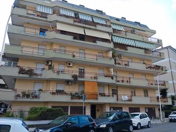 Via degli Astronauti. Quadrilocale con box auto