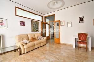 APPARTAMENTO CON 3 CAMERE IN CENTRO + GARAGE !!