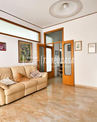 APPARTAMENTO CON 3 CAMERE IN CENTRO + GARAGE !!