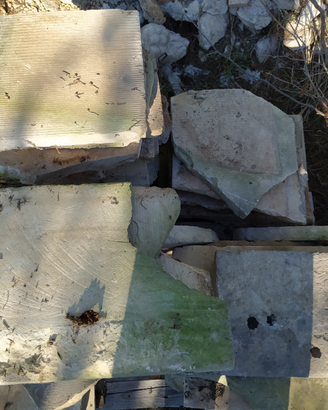 Chianche intere e spezzoni di pietra leccese