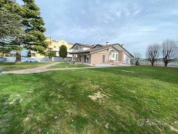 Villa di 271 m² con più di 5 locali e box auto dop