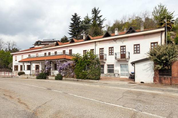 palazzina ad uso commerciale di 900mq con giardino