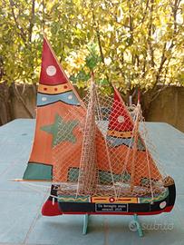 modellino barca a vela  in legno e stoffa dipinto 