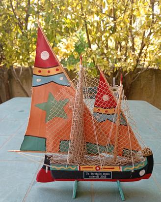 modellino barca a vela  in legno e stoffa dipinto 