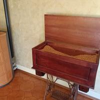 Cassapanca artigianale montata su sostegno vintage