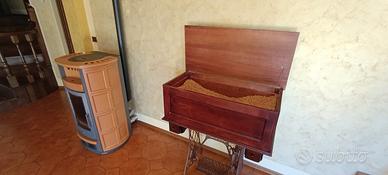 Cassapanca artigianale montata su sostegno vintage