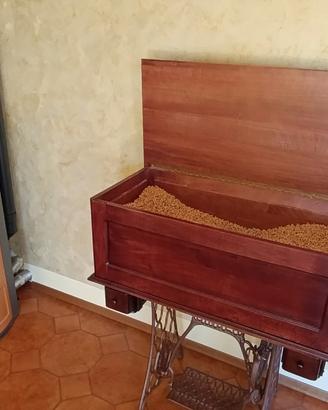 Cassapanca artigianale montata su sostegno vintage