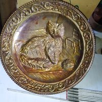 Antico piatto in rame gatto con gomitolo che gioca