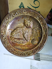 Antico piatto in rame gatto con gomitolo che gioca