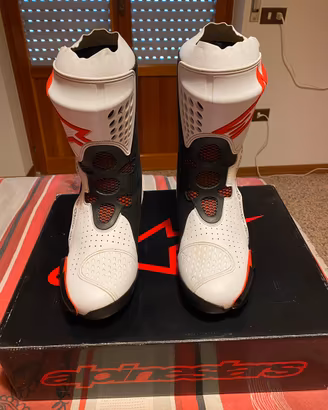 Stivali Alpinestars per moto.