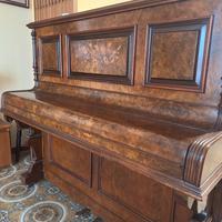 Pianoforte verticale d’epoca in radica intarsiata