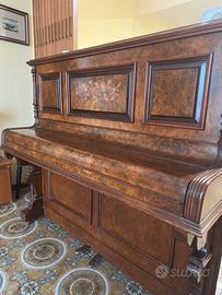 Pianoforte verticale d’epoca in radica intarsiata