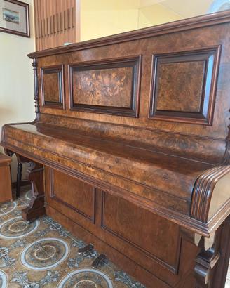 Pianoforte verticale d’epoca in radica intarsiata
