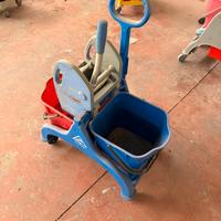 Carrello con doppio secchio e strizzatore