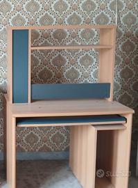 scrivania con mensola