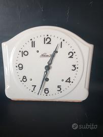 Orologio da parete a scudo