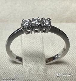 ANELLO TRILOGY ORO BIANCO 18kt. E DIAMANTI