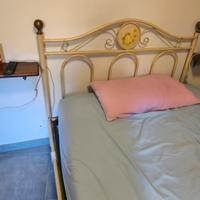 rete in doghe e letto in ferro batturo