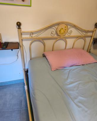 rete in doghe e letto in ferro batturo