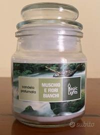 Candela profumata al muschio e fiori bianchi