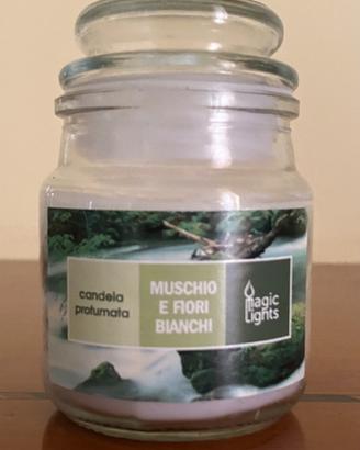 Candela profumata al muschio e fiori bianchi