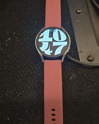Smartwatch Samsung 6 LTE con cinturini aggiuntivi.