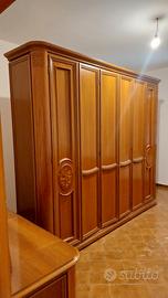 Camera da letto classica in legno con intarsi