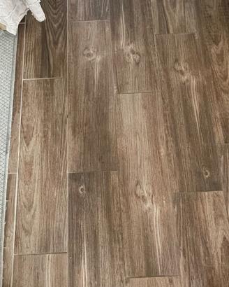 Pavimento gress porcellanato effetto legno