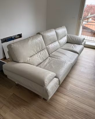 Divano in pelle bianca