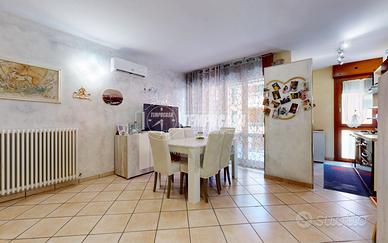 Trilocale con Balcone e Garage a Bagno (RE)