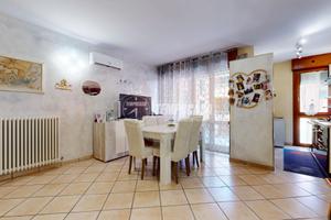 Trilocale con Balcone e Garage a Bagno (RE)