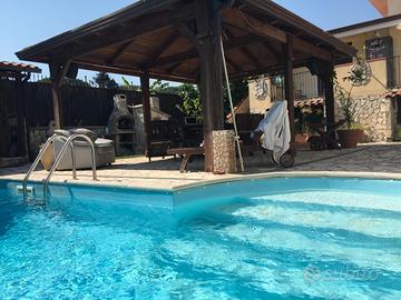 VILLA con piscina Via Carrafiello MAF693