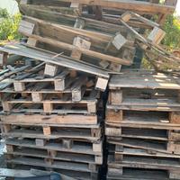 Bancali rotti per legna da ardere